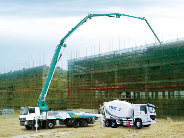 攪拌車(chē)和泵車(chē)現(xiàn)場(chǎng)作業(yè)